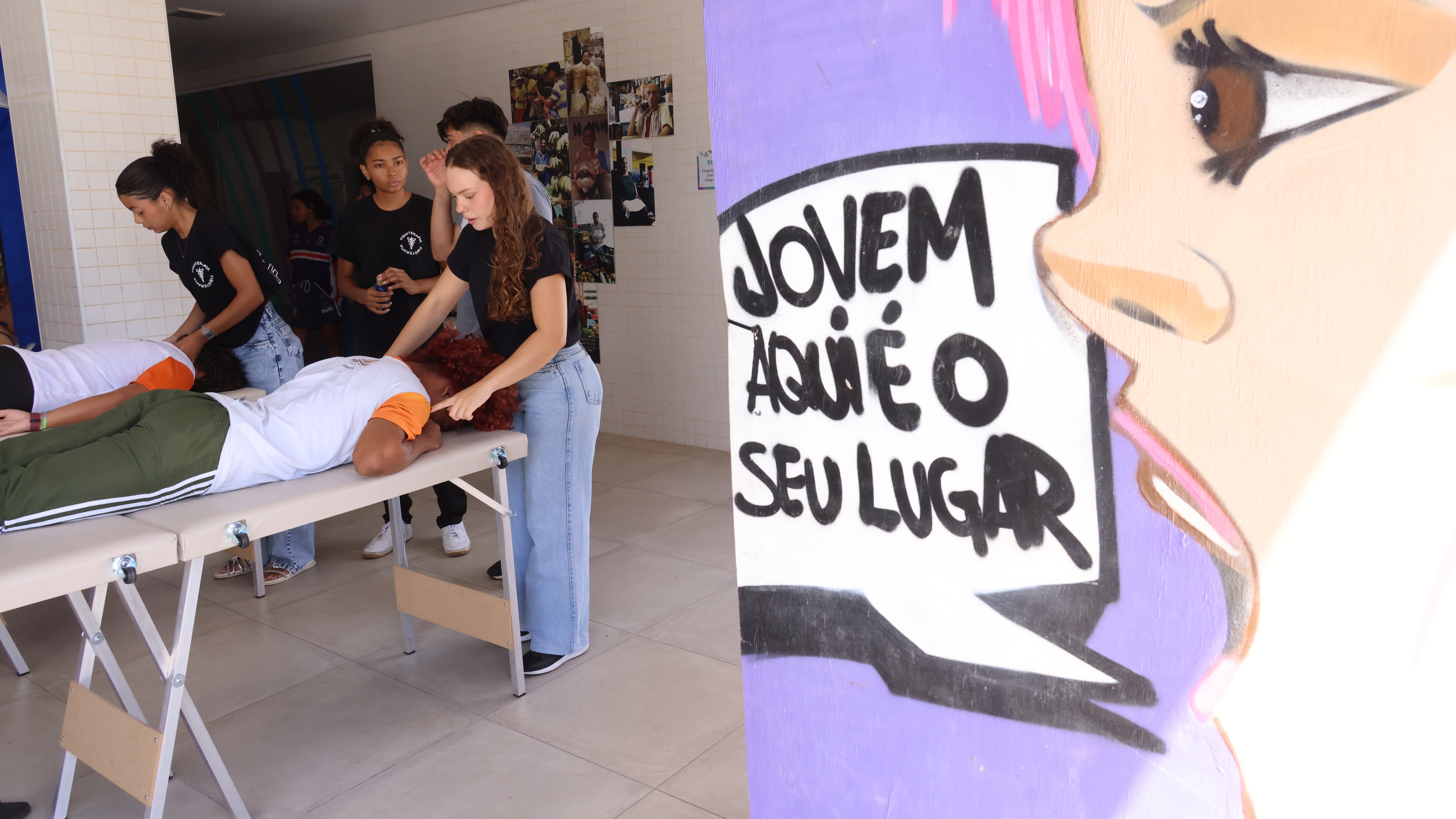 pessoas fazendo massagem quiroprática